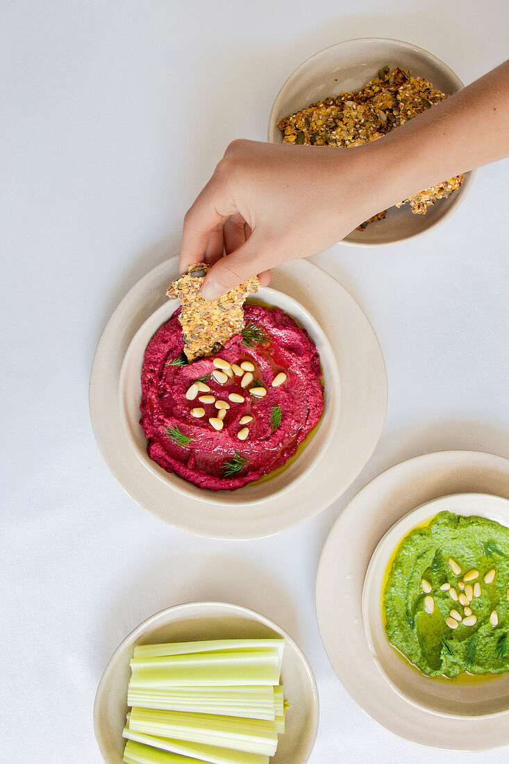 Mungobohnencracker mit Rote-Bete-Hummus