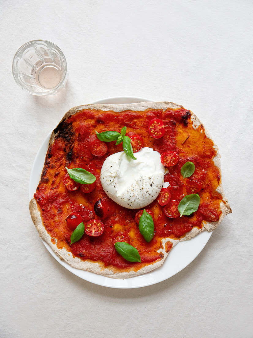 Pizza Classico with fruity tomato sauce and burrata