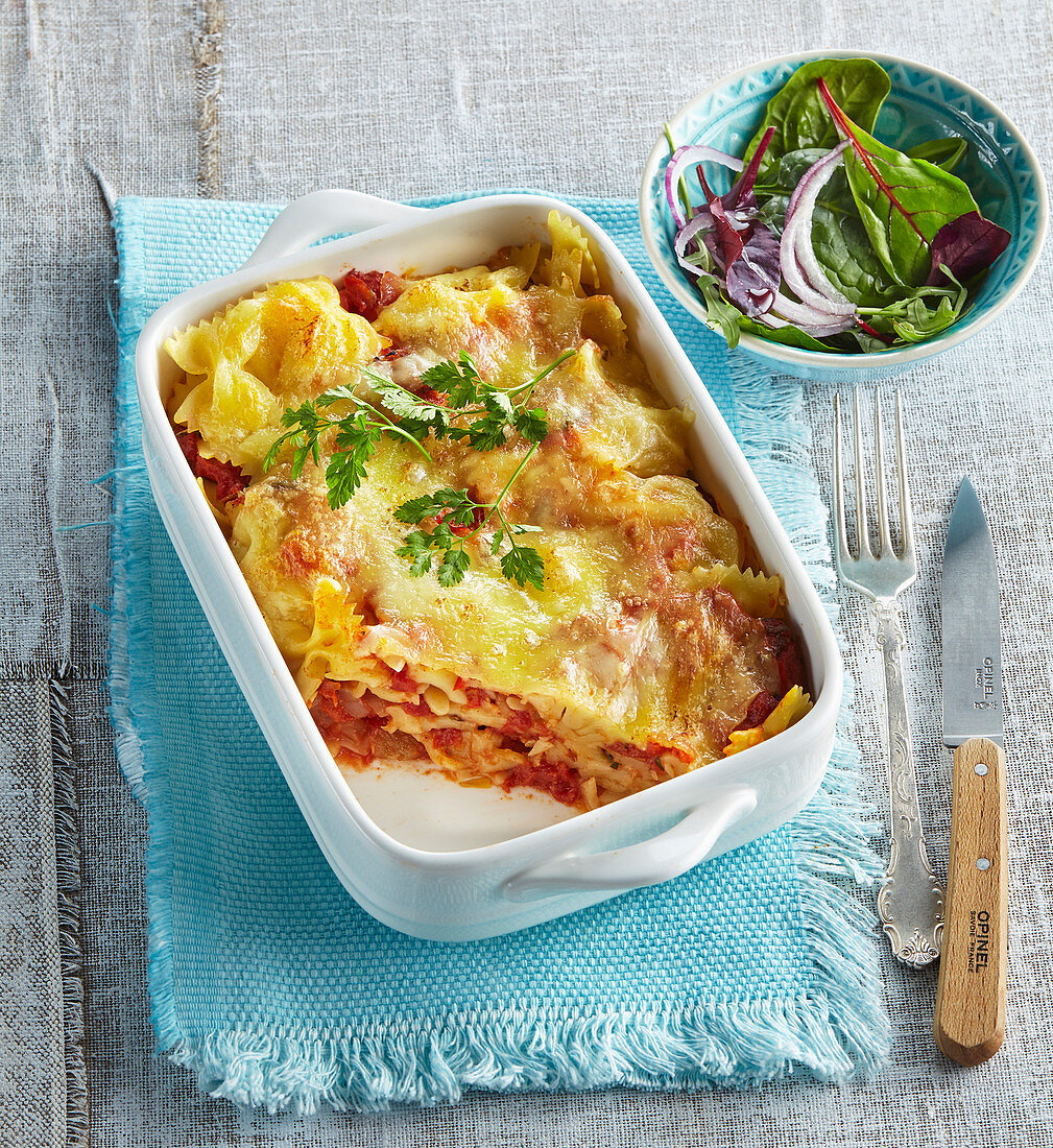 Gratinated farfalle with tomatoes and mozzarella