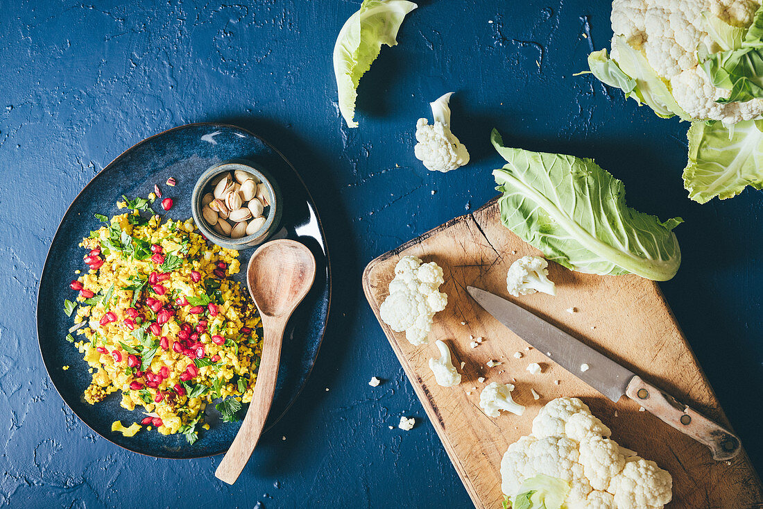 Blumenkohl-Couscous mit Granatapfelkernen und Pistazien