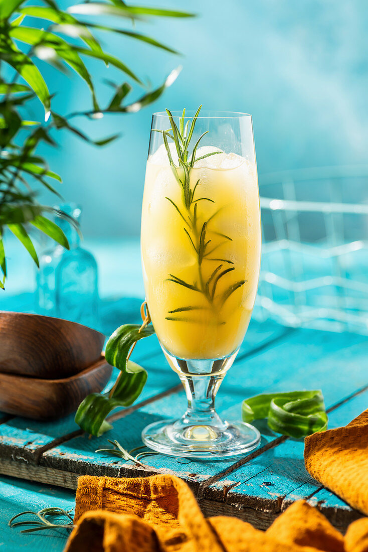 Ananas-Drink mit Rosmarin, Mangosaft, Zitronensaft und Cidre