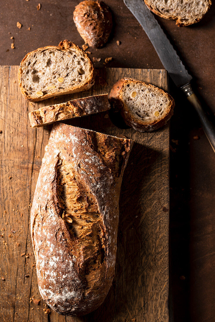 Geschnittenes Vollkornbrot auf Holzbrett