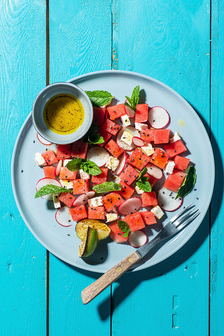 Sommerlicher Wassermelonensalat mit Radieschen, Feta und Minze