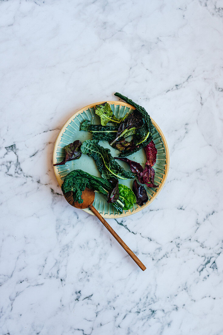 Salatblätter und Grünkohlblätter auf Teller