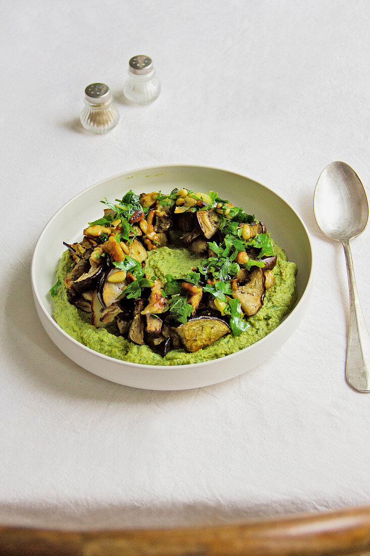 Grüner Hummus mit gerösteter Aubergine, Walnüssen und Petersilie