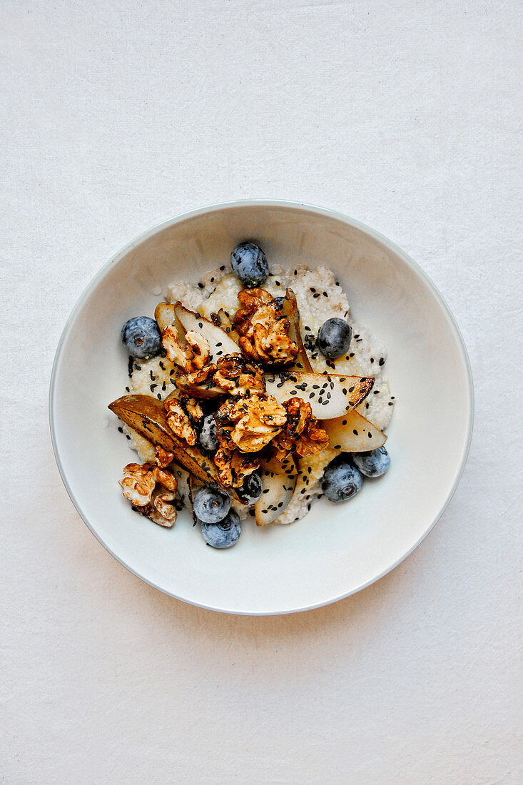 Hirse-Porridge mit Blaubeeren, karamellisierten Birnen und Walnüssen