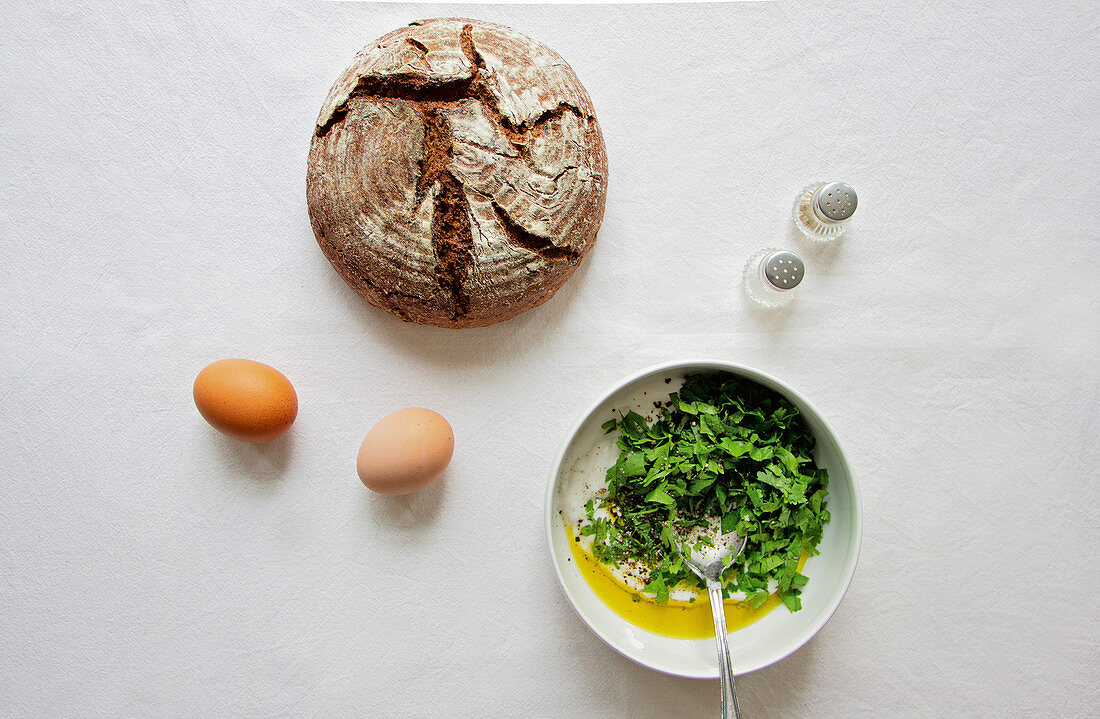 Kräuterjoghurt, Eier und frisches Sauerteigbrot