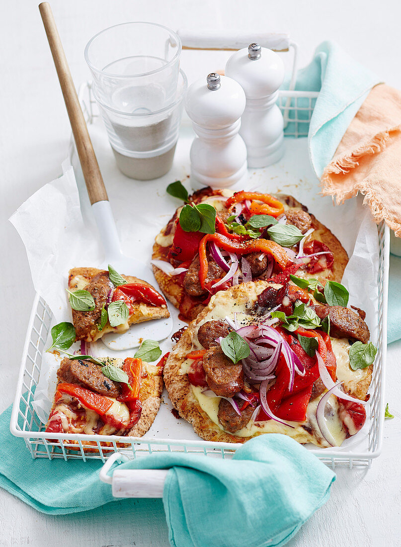 Mini-Pizzen mit Rinderwurst, Paprika und roten Zwiebeln