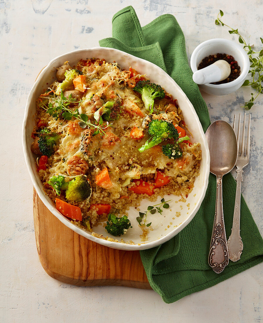 Gratinated quinoa with sausage, broccoli and cheese