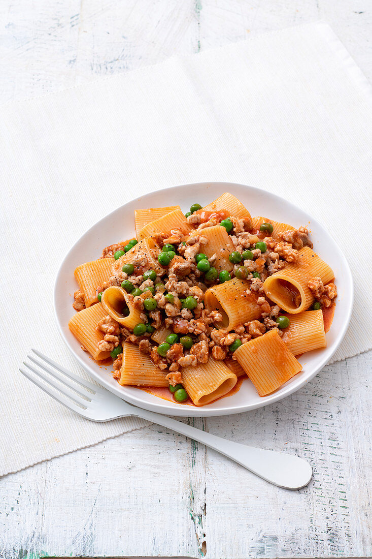 Mezzi paccheri mit Lammragout und Erbsen