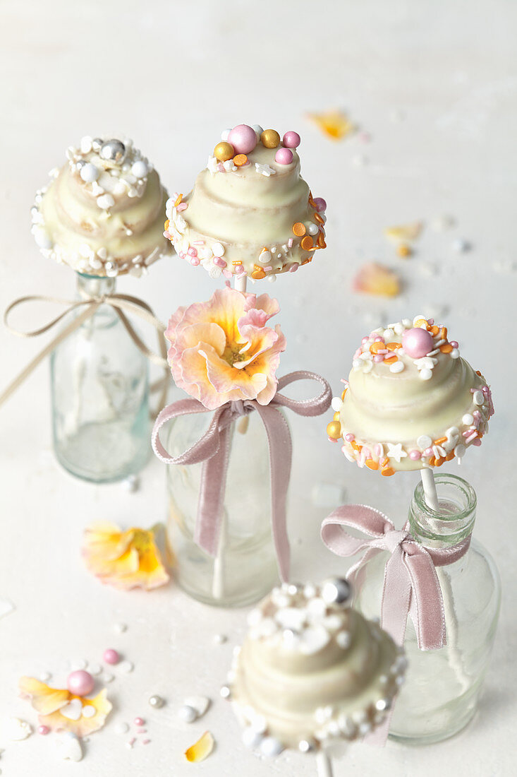 Wedding cake pops in wedding cake format