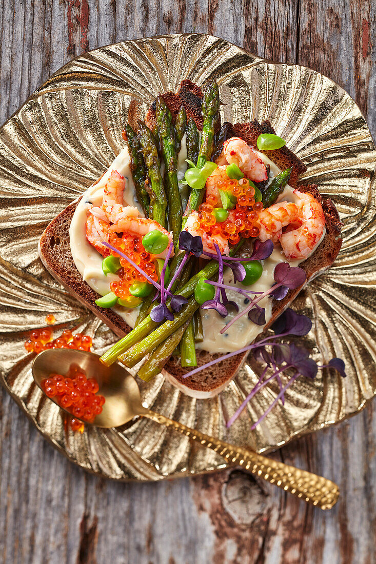 Rye bread with crayfish and asparagus