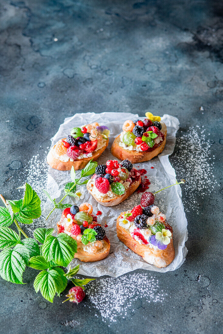 Süße Bruschetta mit Frischkäse und Sommerbeeren