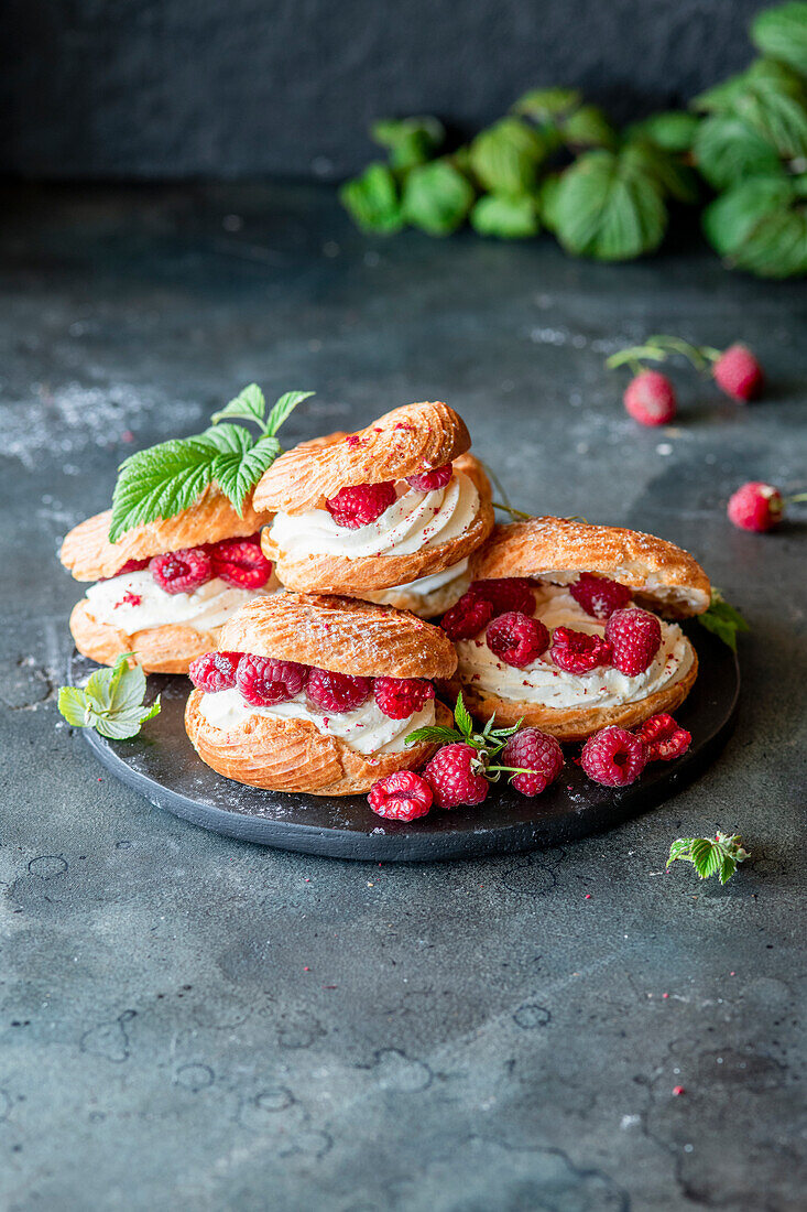 Brandteigringe mit Sahne und Himbeeren