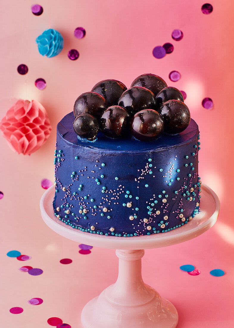 Blaue Bubble-Cake mit Gelatine-Kugeln