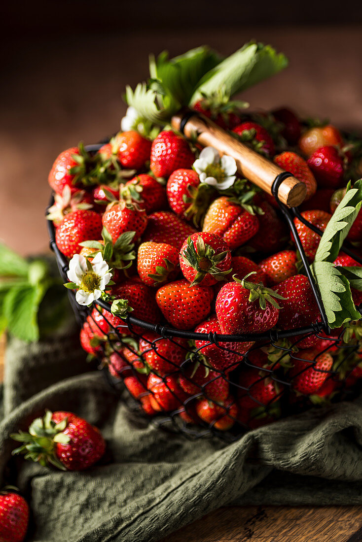 Drahtkorb mit Erdbeeren