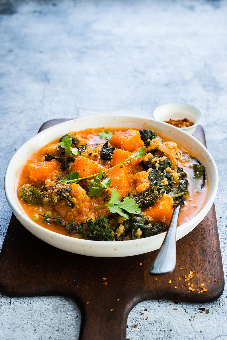 Veganes Curry mit Quinoa und Kürbis