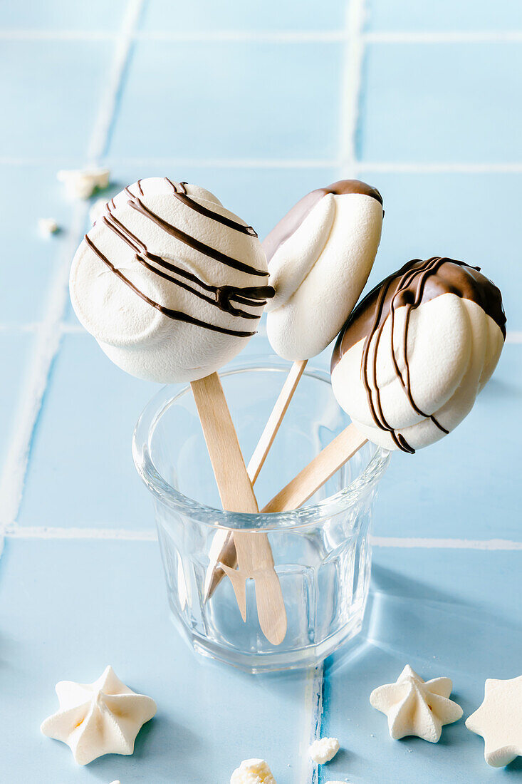 Meringue lollipops in glass