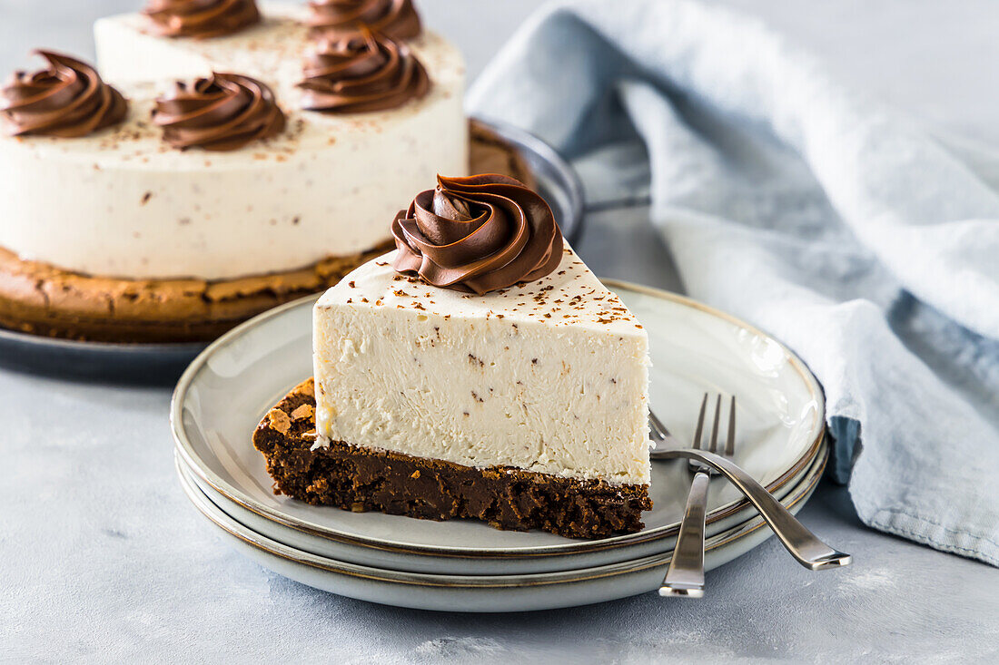 Ein Stück Brownie-Käsekuchen