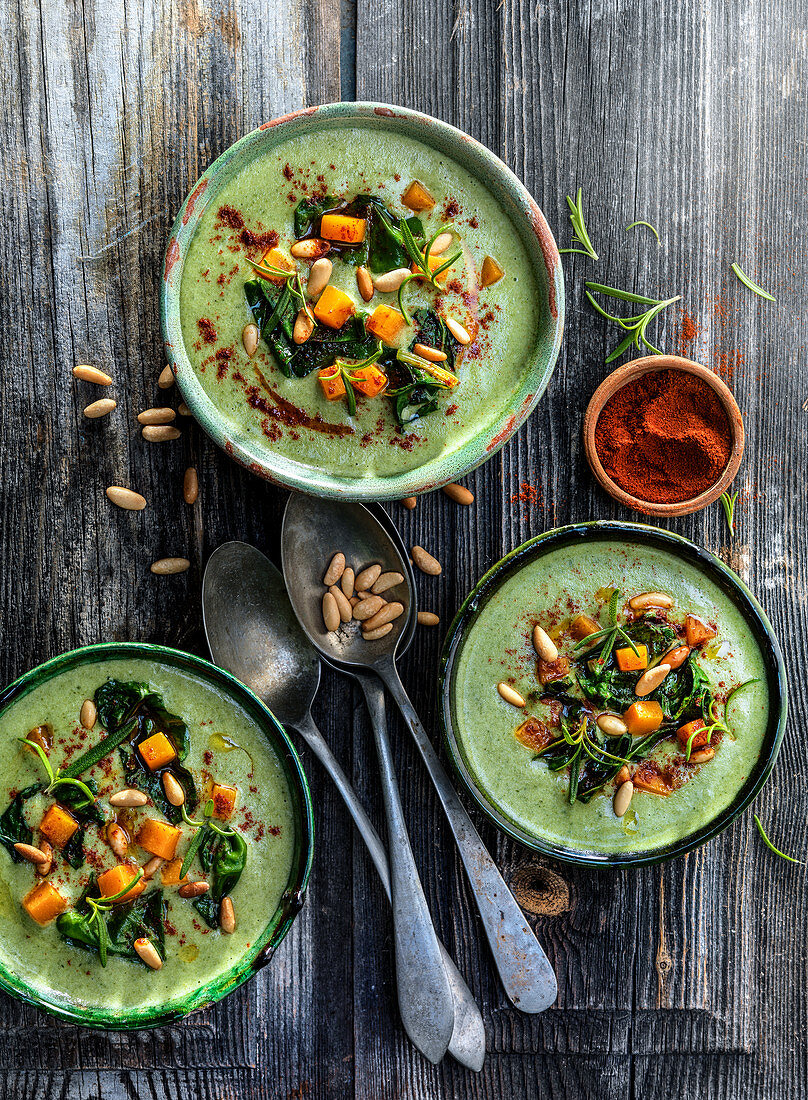 Vegetarian spinach cream with pine nuts
