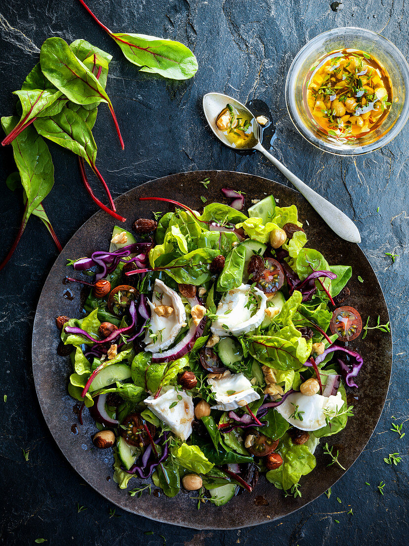 Winter salad with red cabbage, spinach, goat’s cheese and hazelnuts