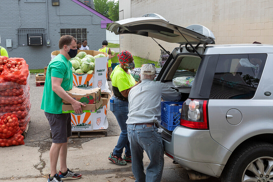 Volunteers distributing food