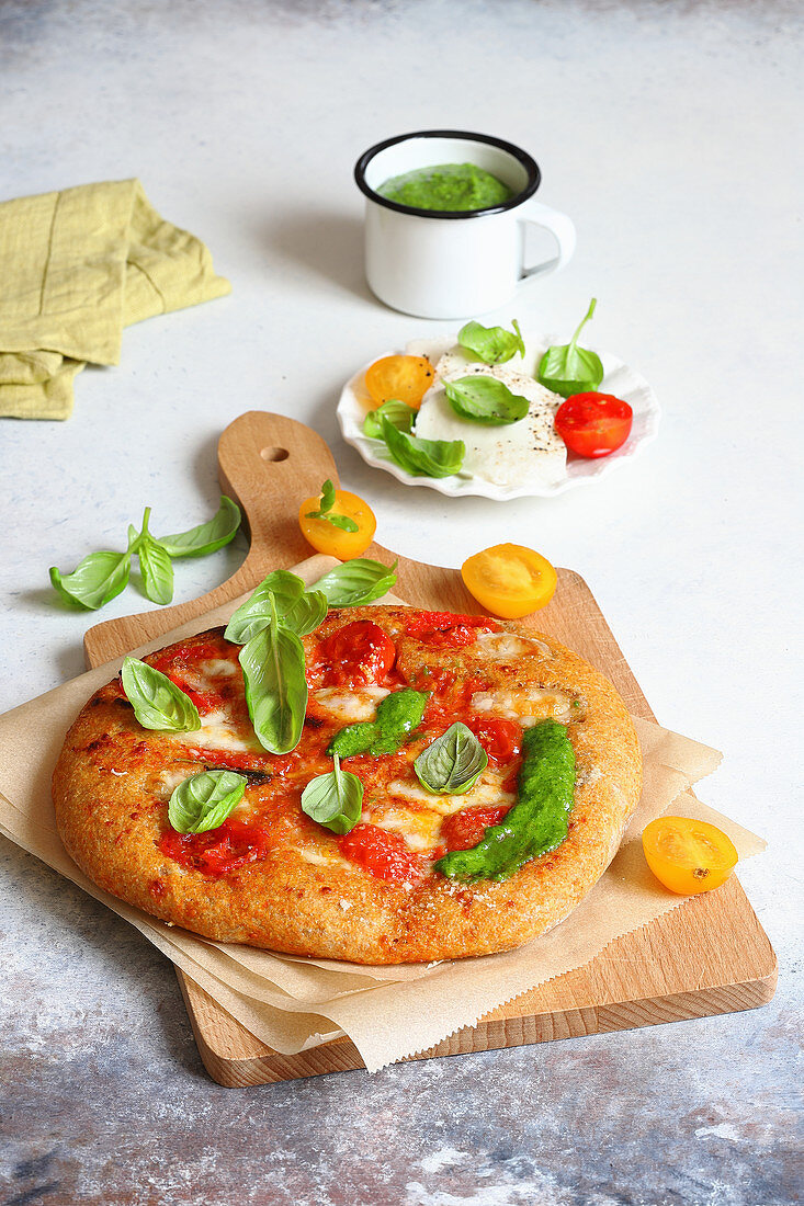 Pizza mit frischen Tomaten und Basilikum