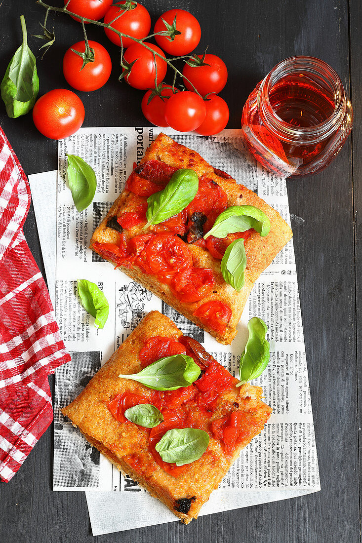 Sauerteig-Pizza mit frischen Tomaten