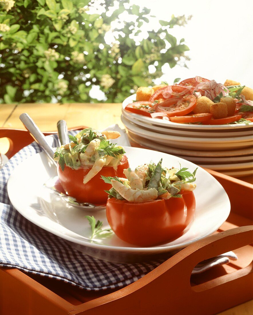 Tomaten gefüllt mit Garnelen-Avocado-Salat