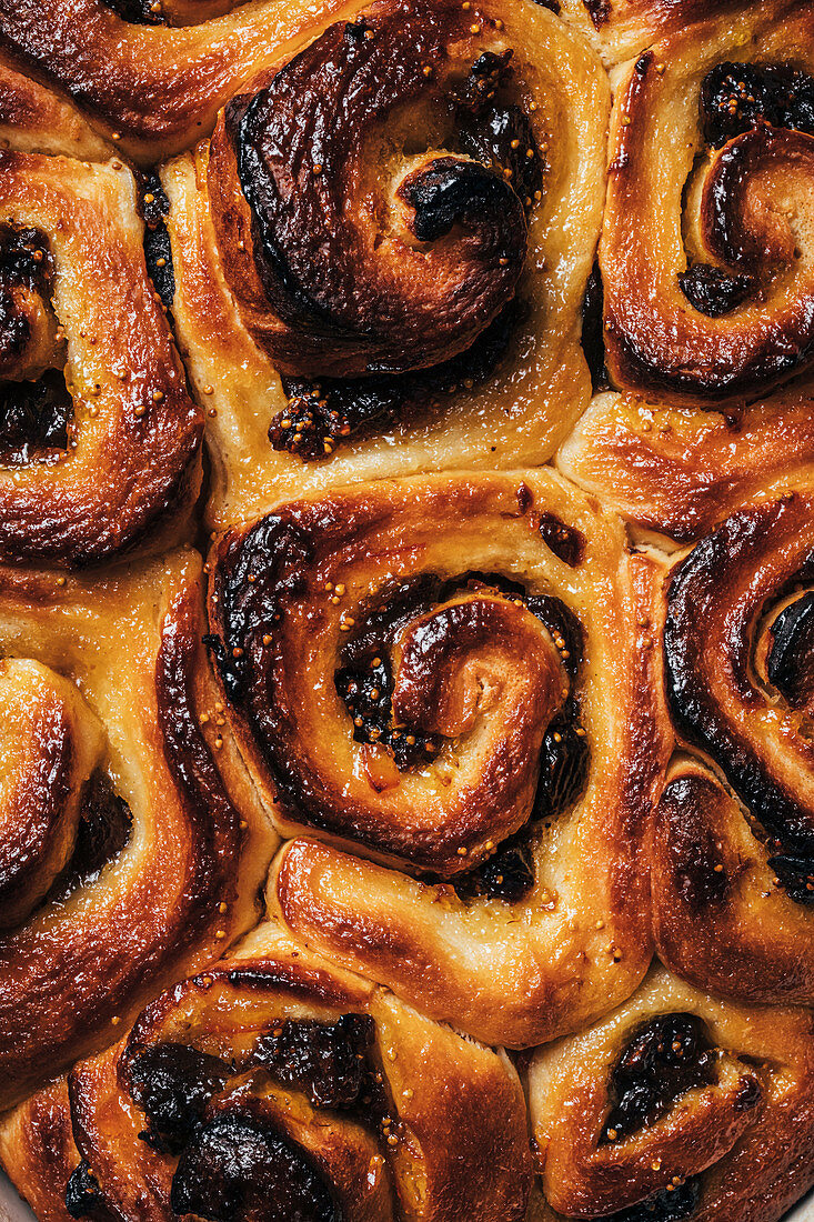 Buns mit Feigen und Orangen (Nahaufnahme)