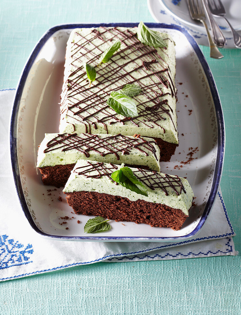 Chocolate cuts with mint cream