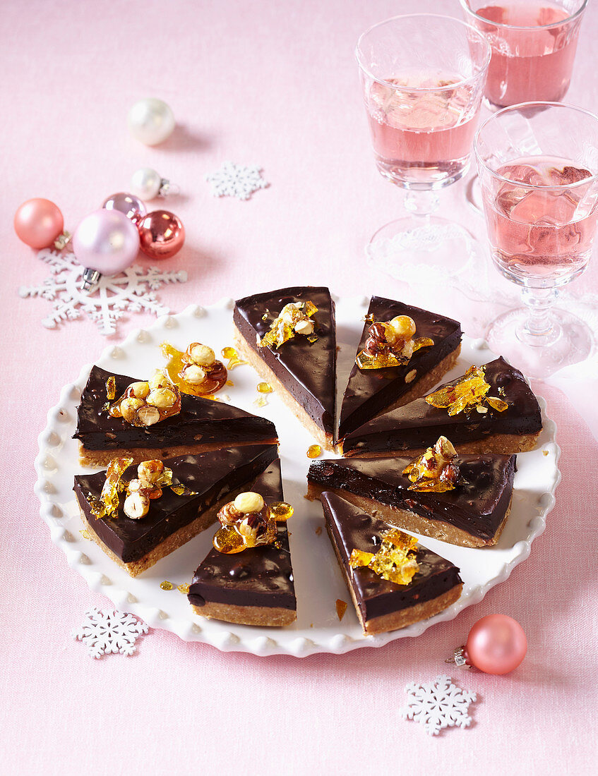 Schokoladenkuchen mit Nusskrokant (Weihnachten)