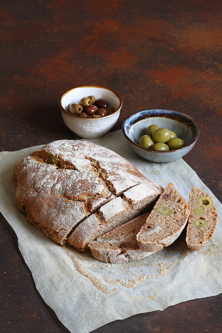 Dinkelvollkornbrot mit Oliven