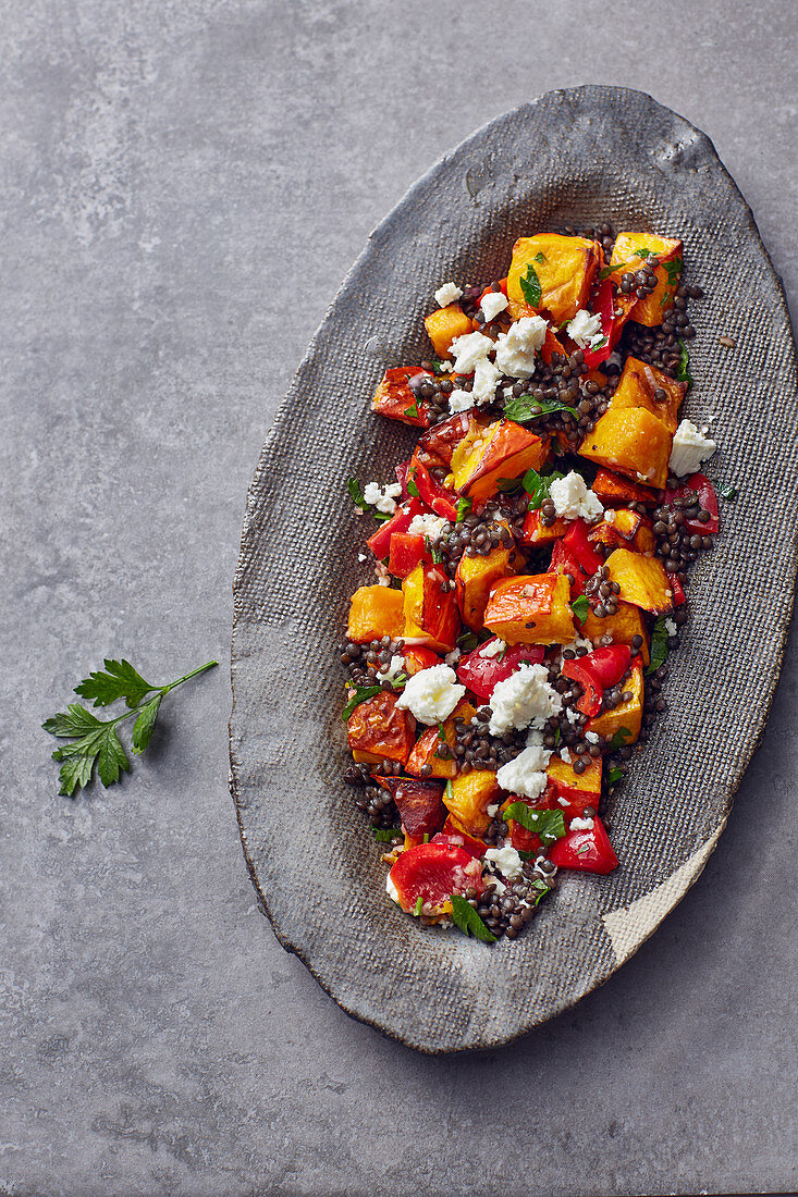 Linsen mit Feta, Ofenkürbis und Paprika