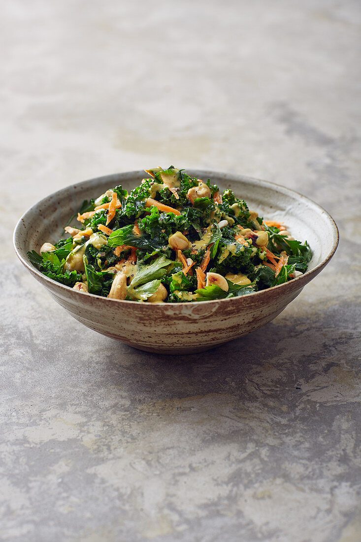 Grünkohlsalat mit Cashewkernen