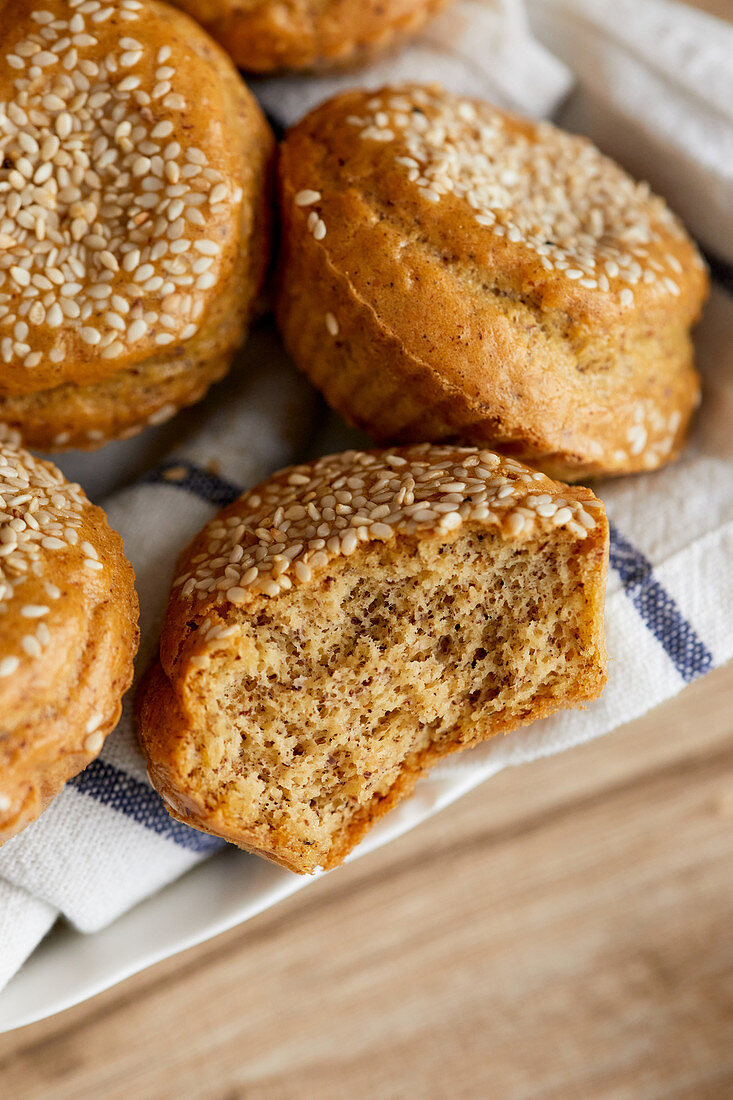 Muffins mit Sesam und Leinsamen (Close-up)