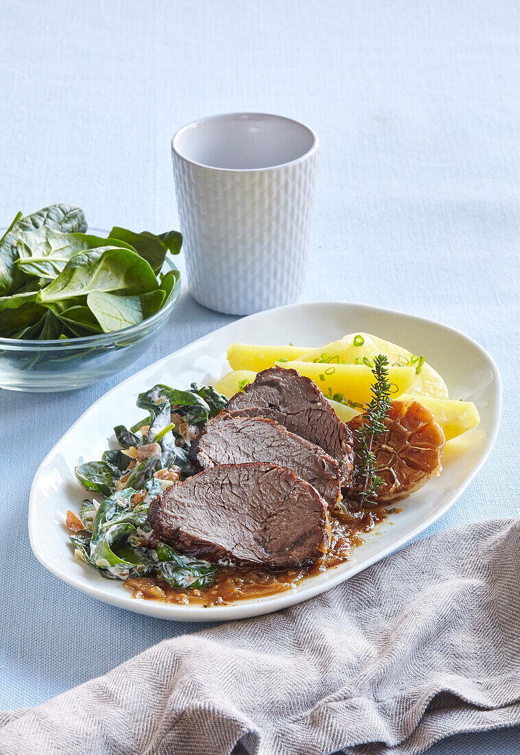 Roastbeef with garlic and creamy spinach