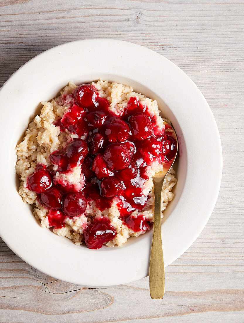 Vegan rice porridge with cherries (sugar-free)