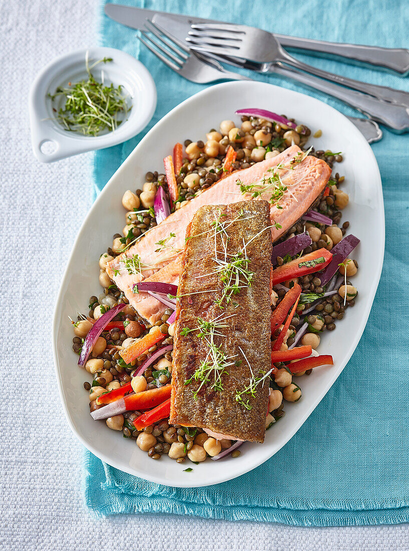 Linsen-Kichererbsen-Salat mit Forelle