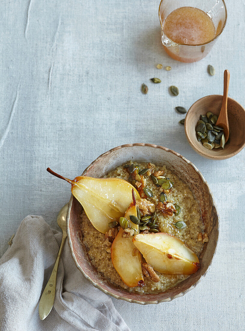 Quinoa-Porridge mit Birnen zum Frühstück