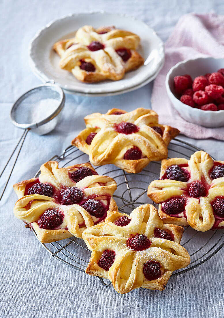 Puff pastry small cakes with raspberries