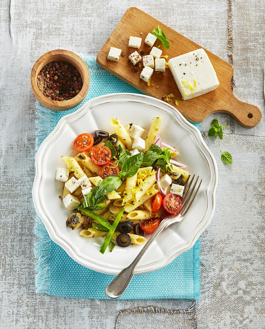 Nudelsalat mit Oliven und Fetakäse