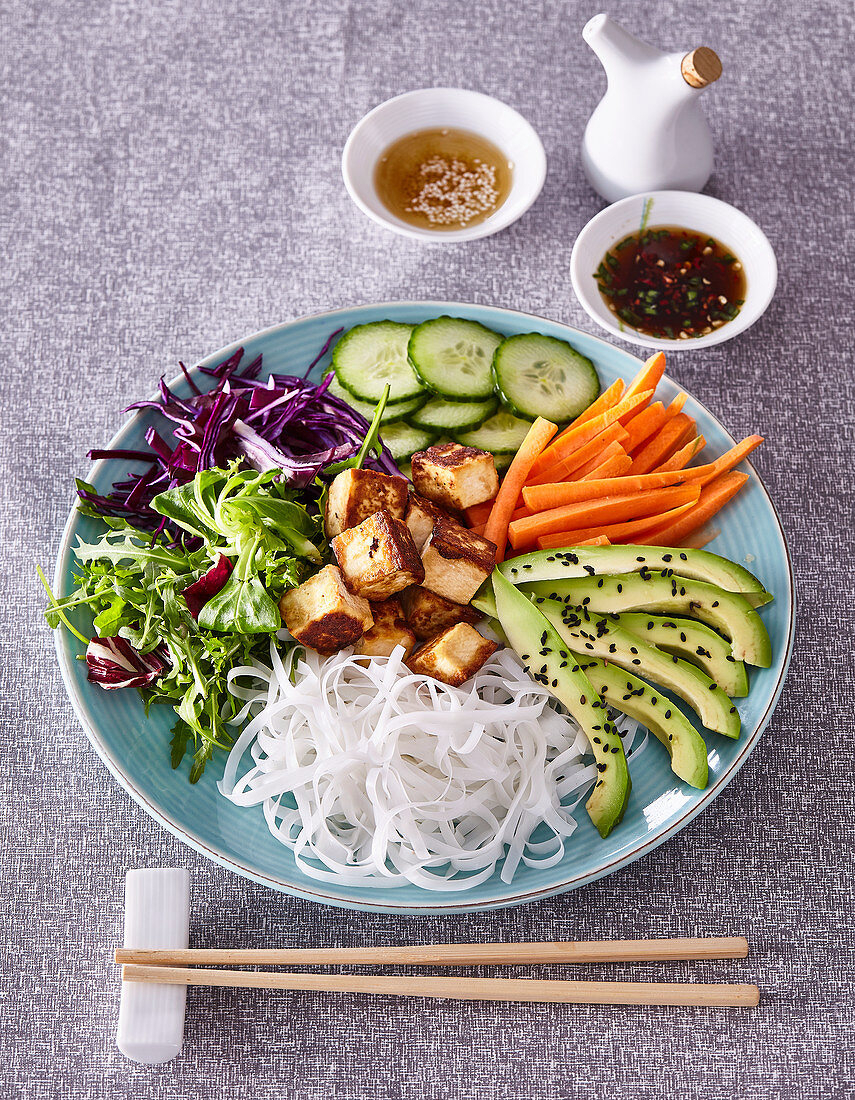 Rice noodles with roasted tofu