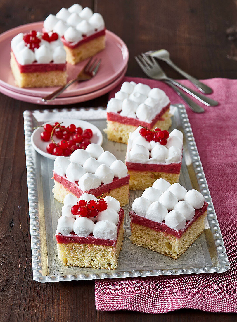 Kuchenschnitten mit roten Johannisbeeren