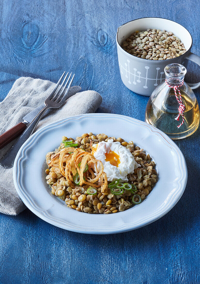 Sour lentils with onion rings and poched egg