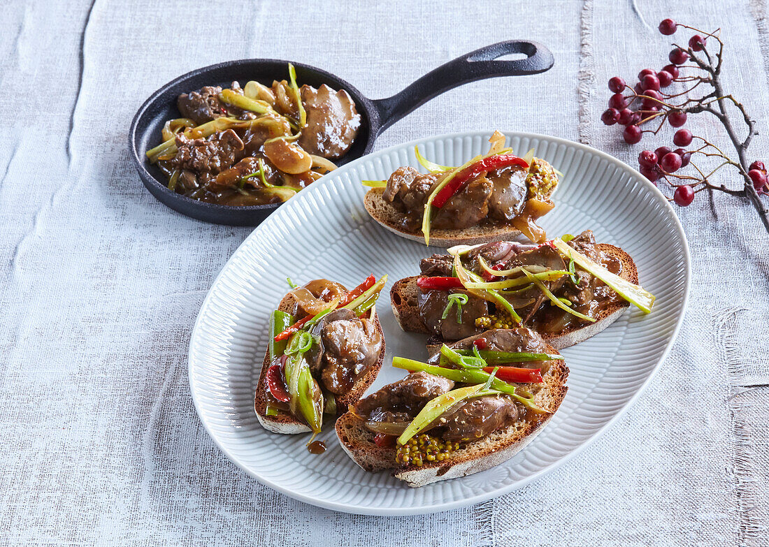 Gebratene Schweineleber mit Zwiebeln auf Brot