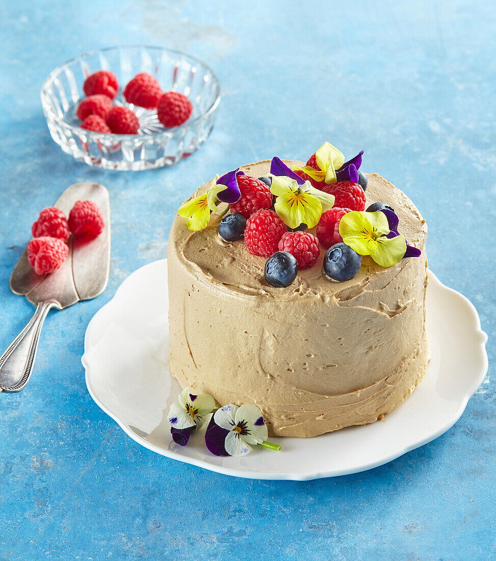 Biskuittorte mit Kaffeesahne und Beeren