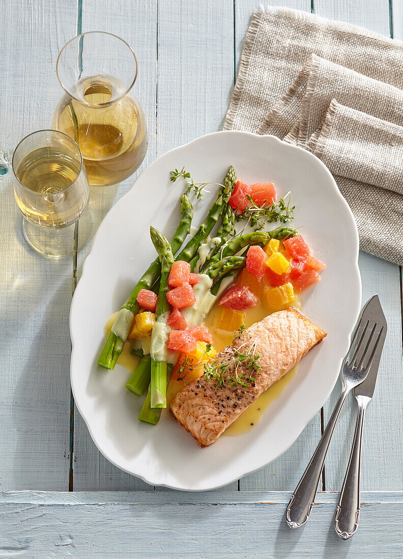 Lachs mit Zitrussauce, grünem Spargel und Grapefruit