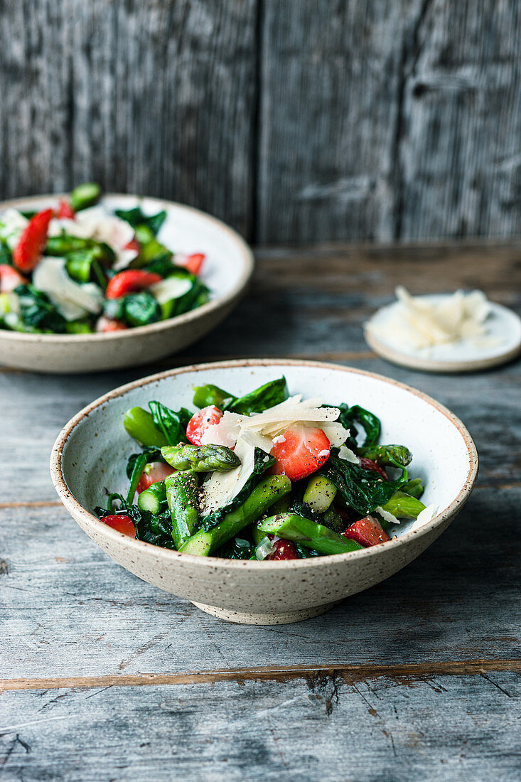 Grüner Spargelsalat mit Spinat, Erdbeeren und Parmesan