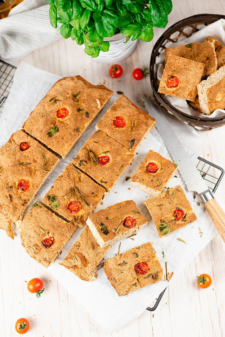 Focaccia mit Kirschtomaten und Basilikum